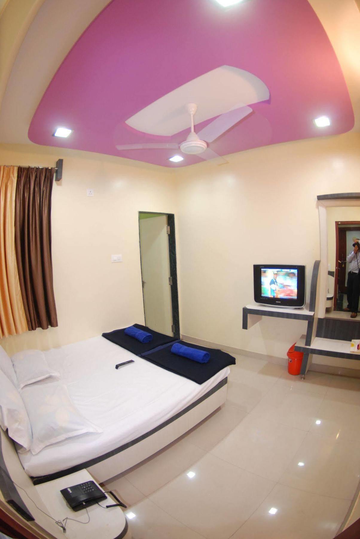 Hotel Disha Palace Ширди Экстерьер фото