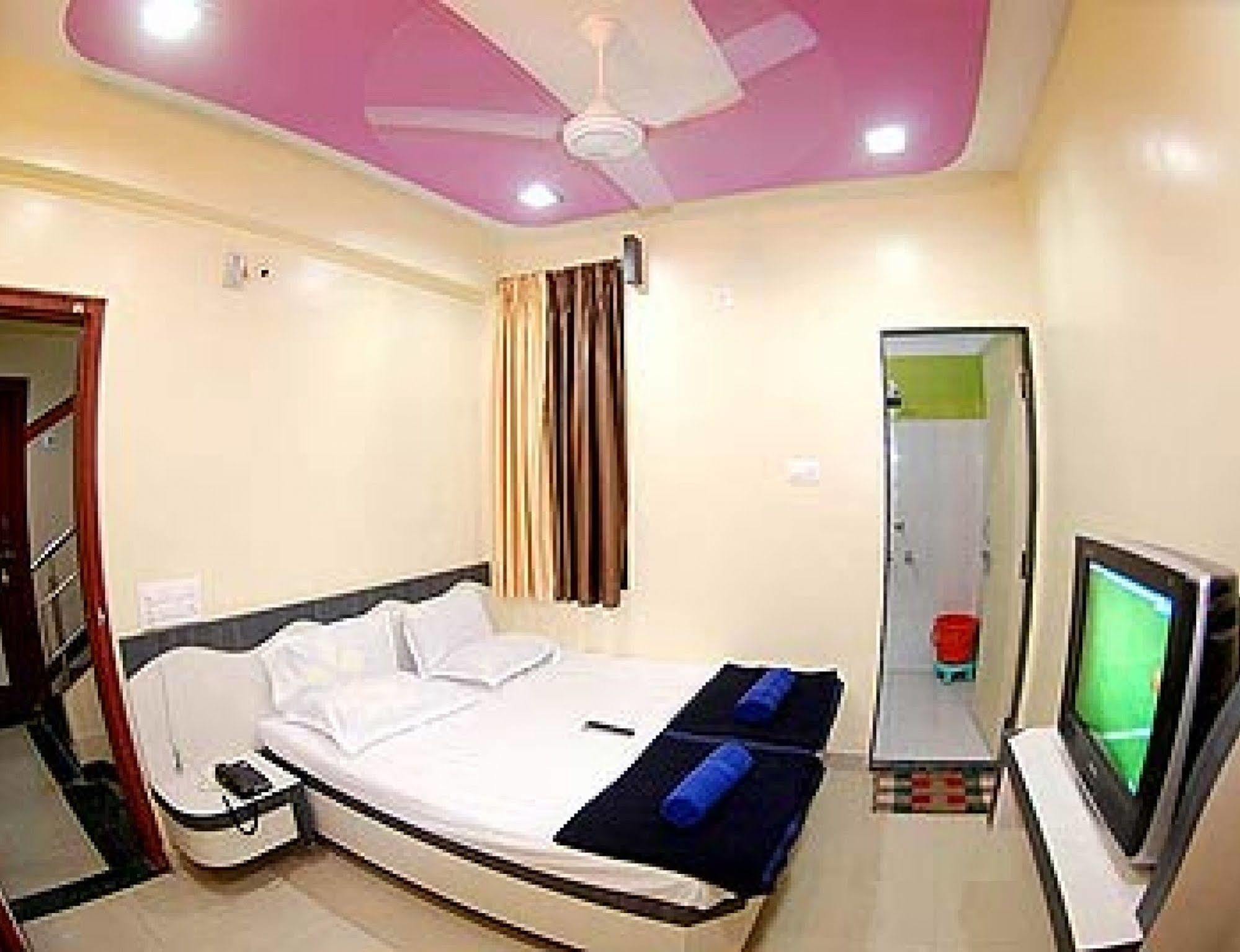 Hotel Disha Palace Ширди Экстерьер фото