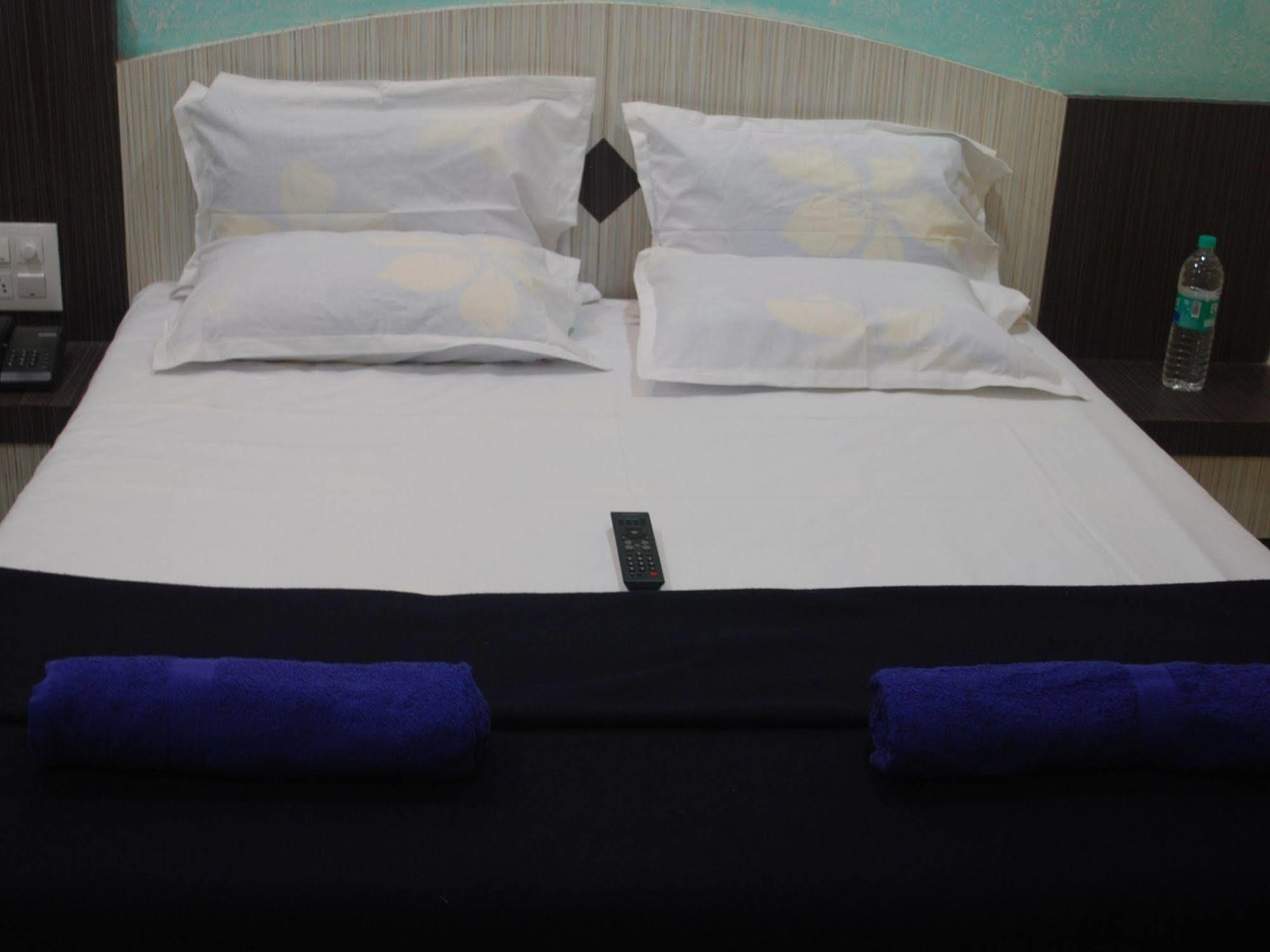 Hotel Disha Palace Ширди Экстерьер фото