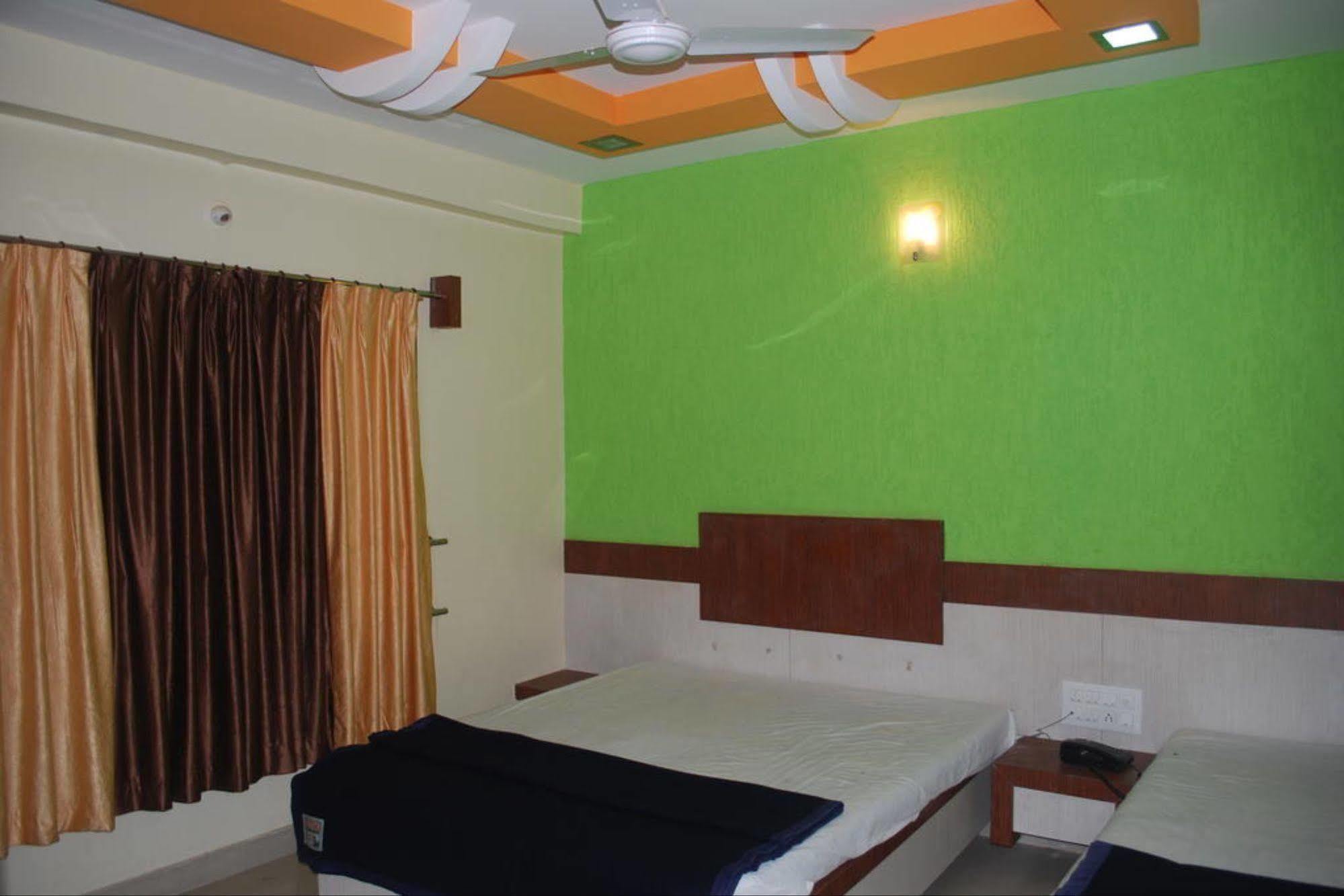 Hotel Disha Palace Ширди Экстерьер фото
