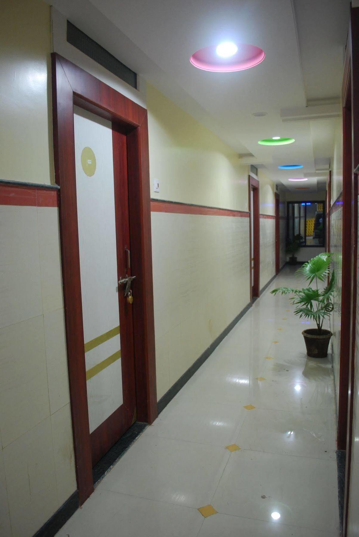 Hotel Disha Palace Ширди Экстерьер фото