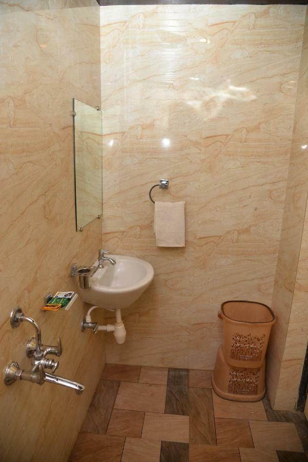 Hotel Disha Palace Ширди Экстерьер фото
